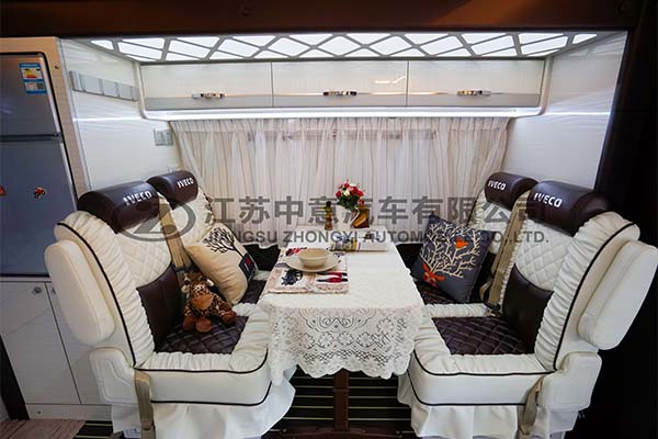 中意SZY5045XLJ進(jìn)口自動(dòng)擋雙拓展依維柯C型房車