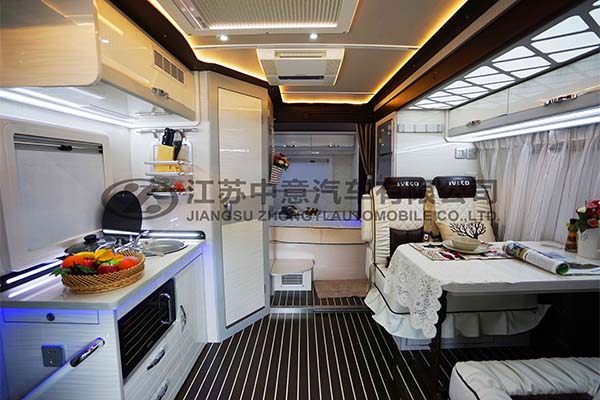 中意SZY5045XLJ進(jìn)口自動(dòng)擋雙拓展依維柯C型房車