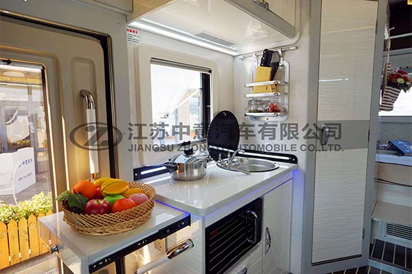 中意SZY5045XLJ進(jìn)口自動(dòng)擋雙拓展依維柯C型房車