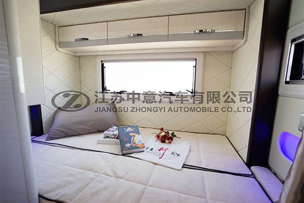 中意SZY5045XLJ進(jìn)口自動(dòng)擋雙拓展依維柯C型房車