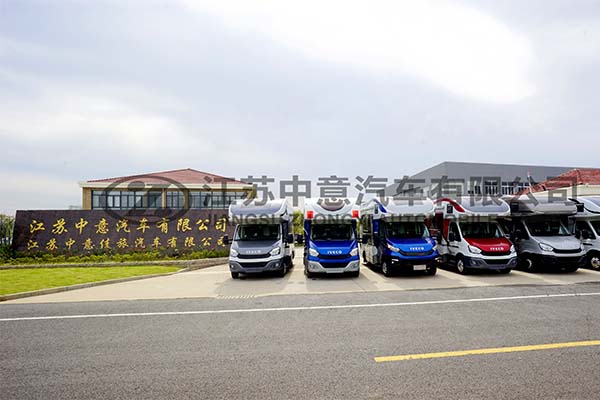 雙拓展房車(chē)發(fā)車(chē)現(xiàn)場(chǎng)